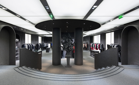 Viktor-Rolf-flagship-store-in-Paris-by-Architecture-and-Associes_dezeen_2.jpg