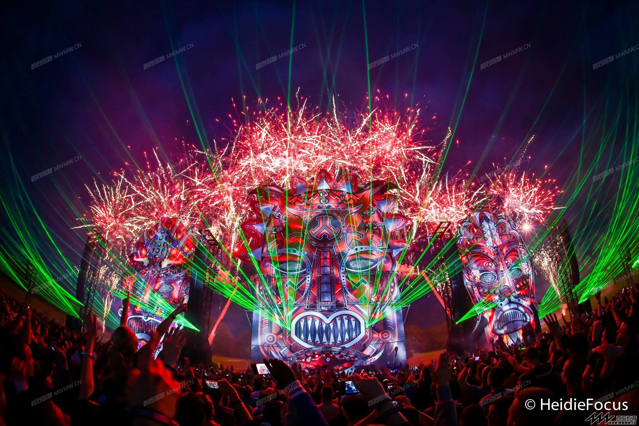 EDM-stage-design-defqon_1-2013-heidiefocus.jpg