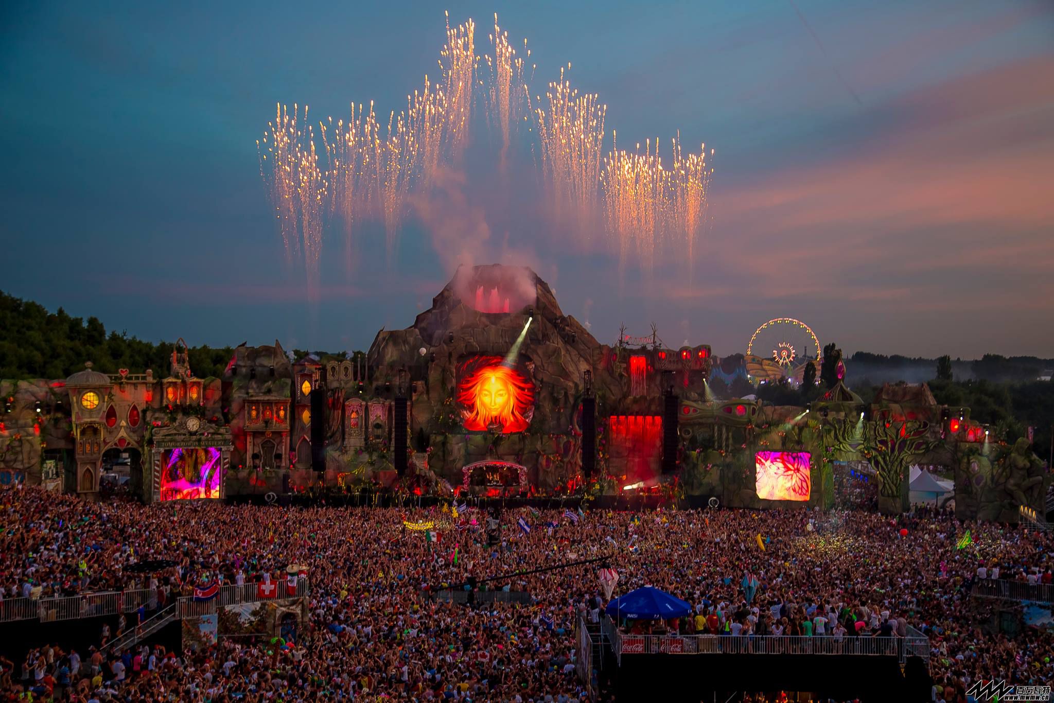 EDM-stage-design-Tomorrowland-2013-daytime.jpg