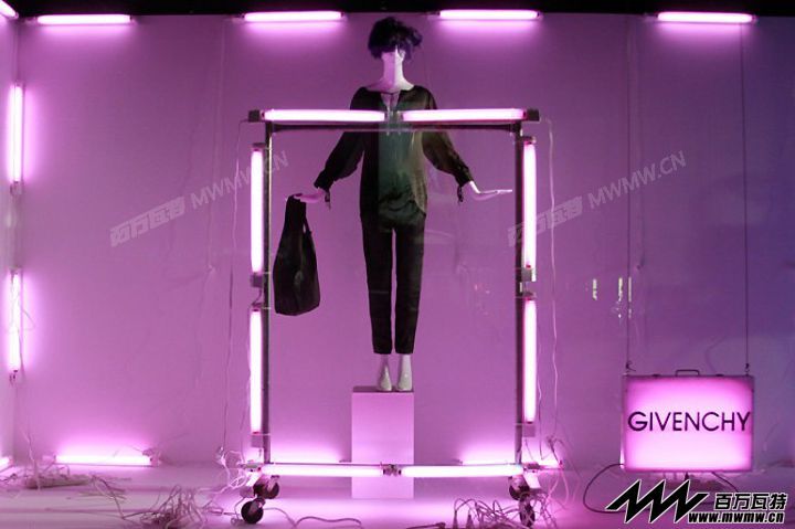 Barney-window-display-New-York-February-2011.jpg