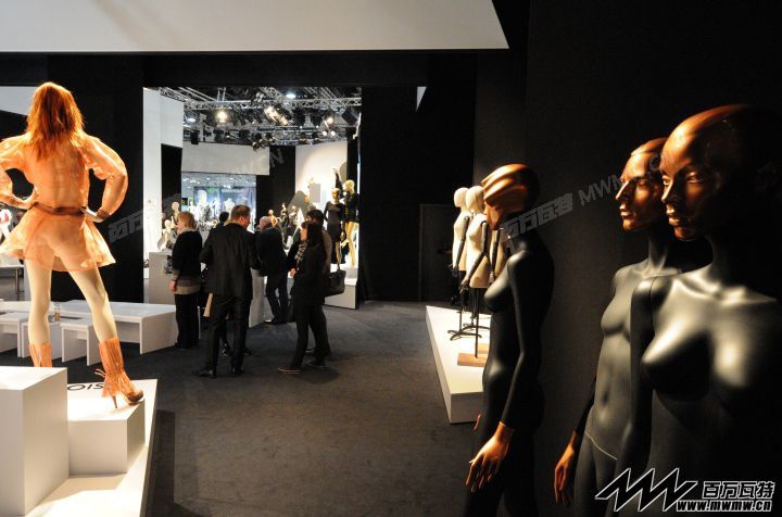 Euroshop-Dusseldorf-2014-GENESIS-MANNEQUINS-05.jpg