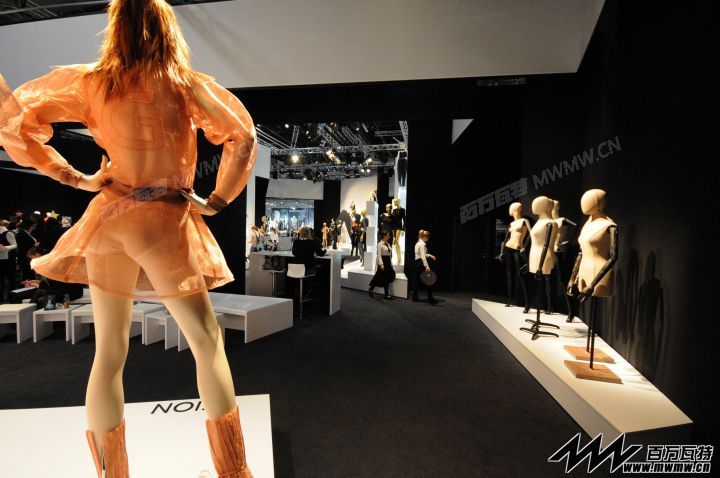 Euroshop-Dusseldorf-2014-GENESIS-MANNEQUINS-04.jpg