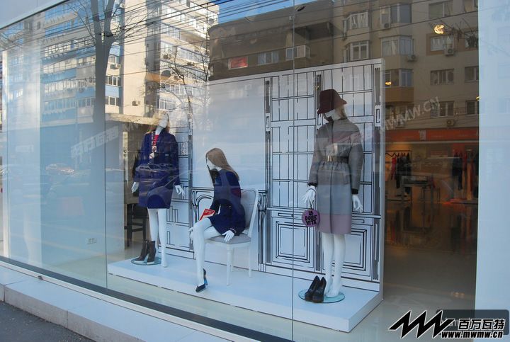 Dior-display-in-Victoria-64-store-windows-Bucharest-02.jpg