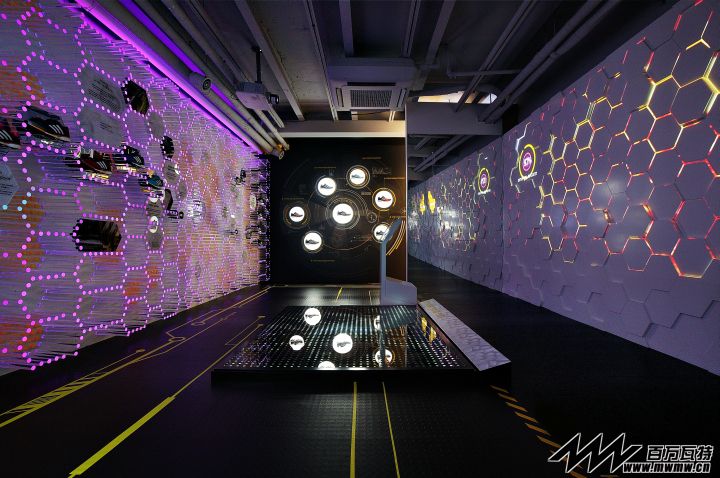 adidas-Boost-Energy-Lab-pop-up-store-by-URBANTAINER-Seou-Korea-02.jpg